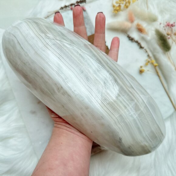 Gorgeous Large Hand Carved Onyx Bowl - Picture 6 of 8